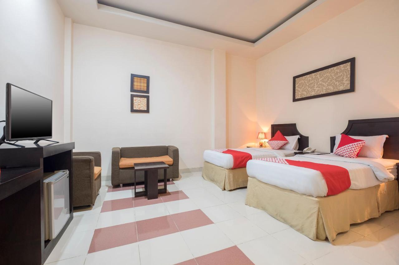 Oyo 424 Asia Hotel マカッサル エクステリア 写真