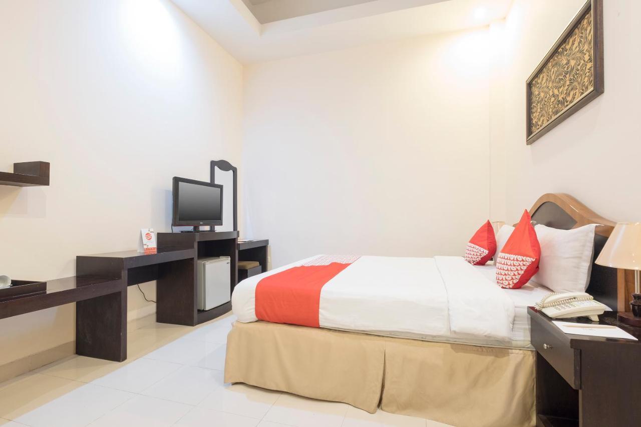 Oyo 424 Asia Hotel マカッサル エクステリア 写真