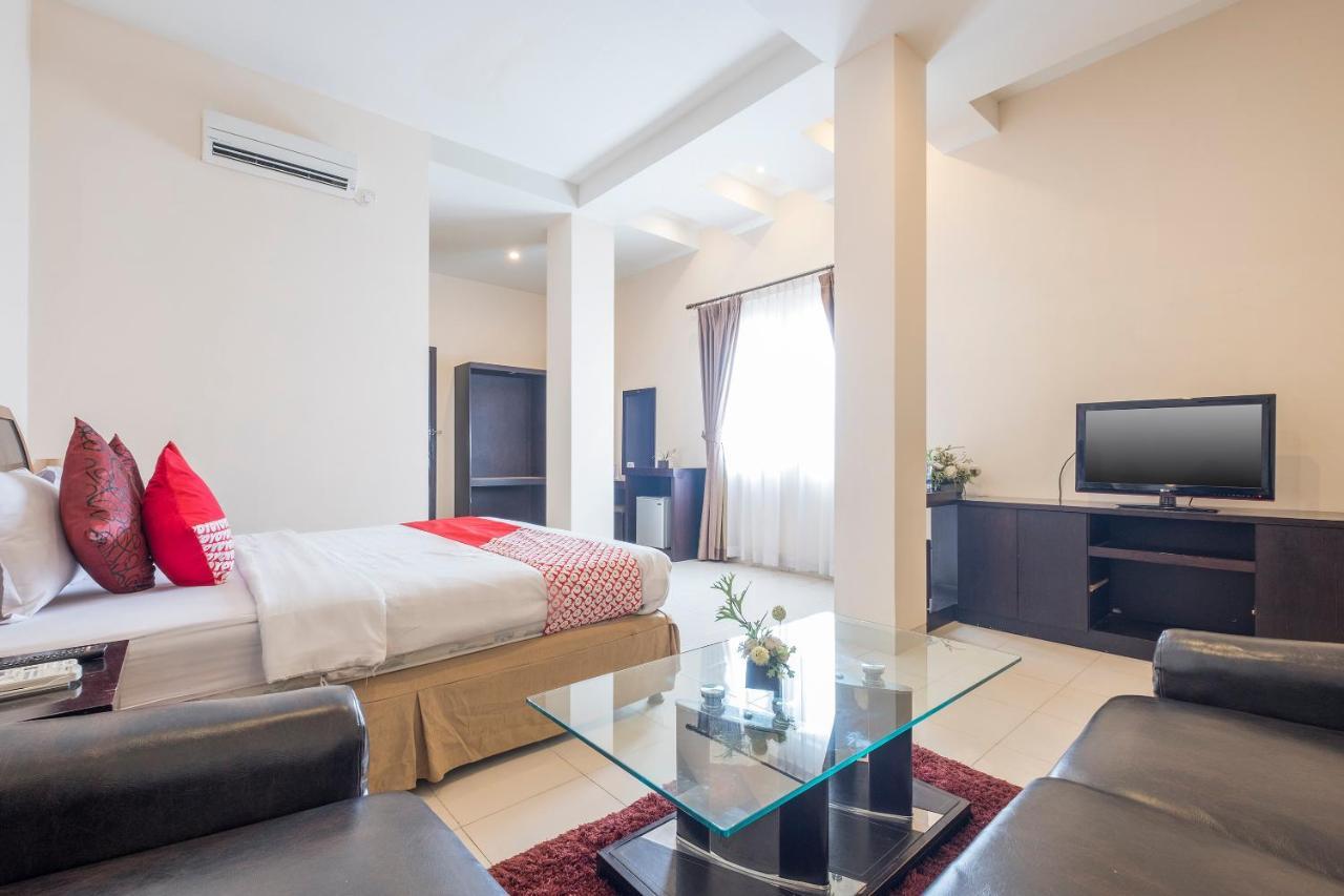 Oyo 424 Asia Hotel マカッサル エクステリア 写真