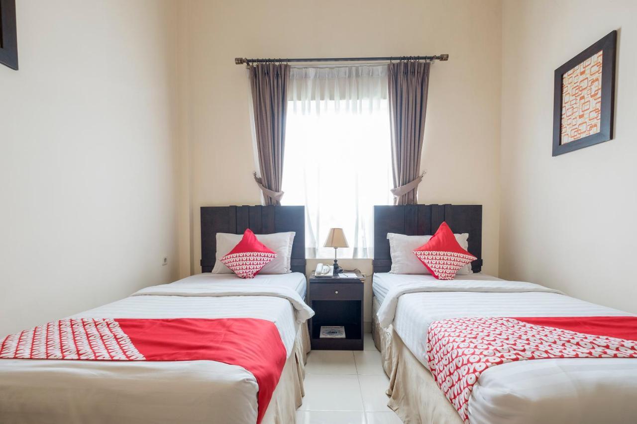 Oyo 424 Asia Hotel マカッサル エクステリア 写真