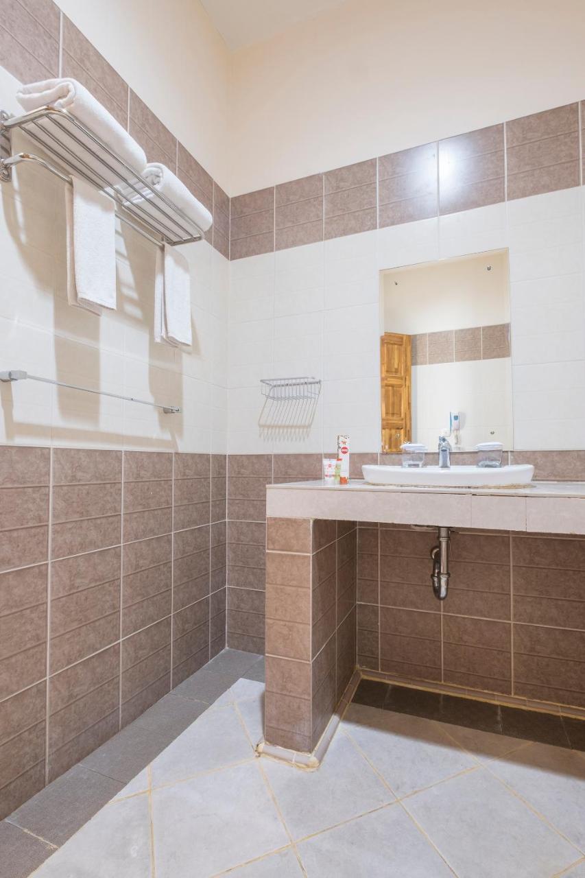 Oyo 424 Asia Hotel マカッサル エクステリア 写真