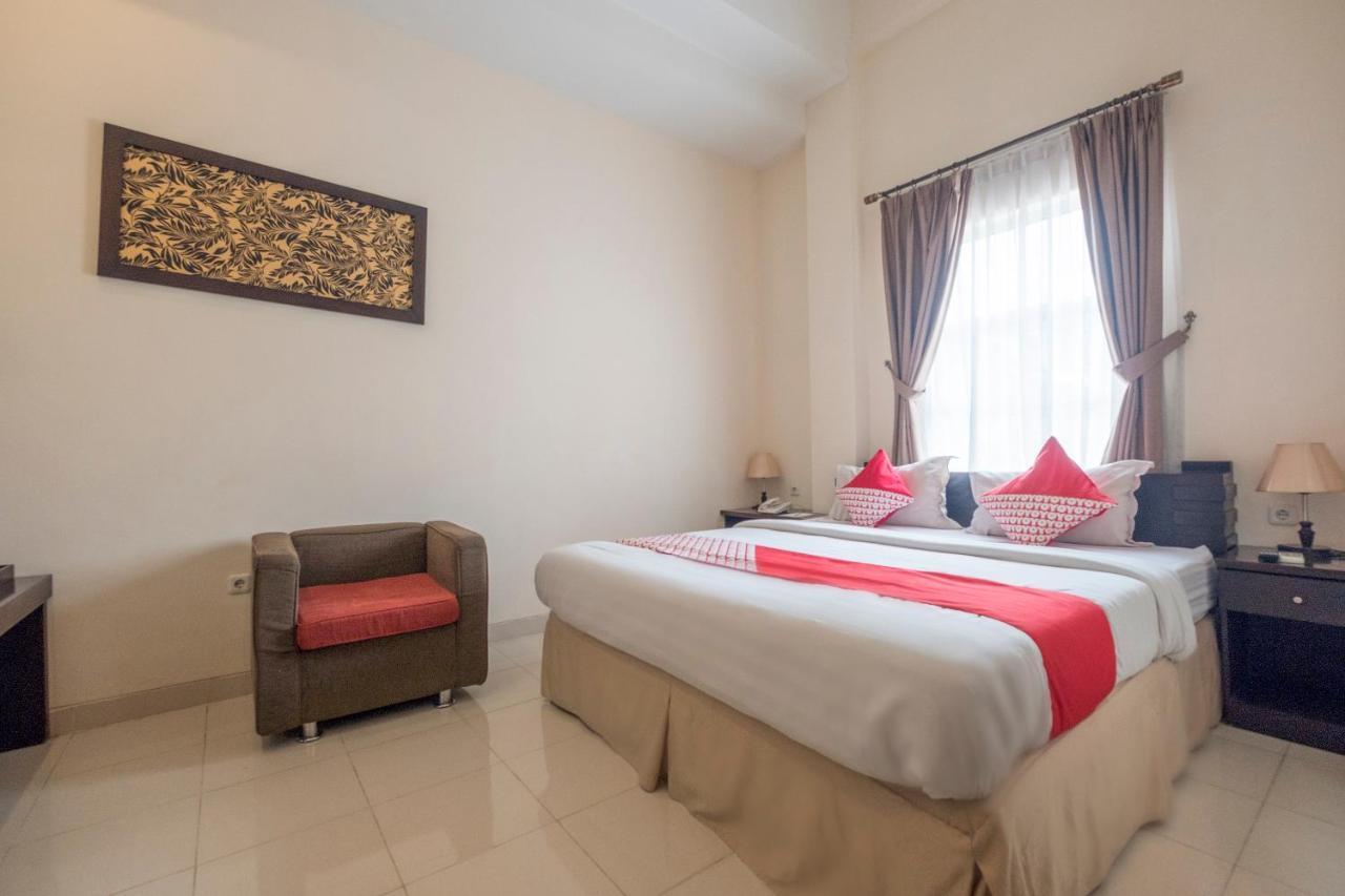 Oyo 424 Asia Hotel マカッサル エクステリア 写真