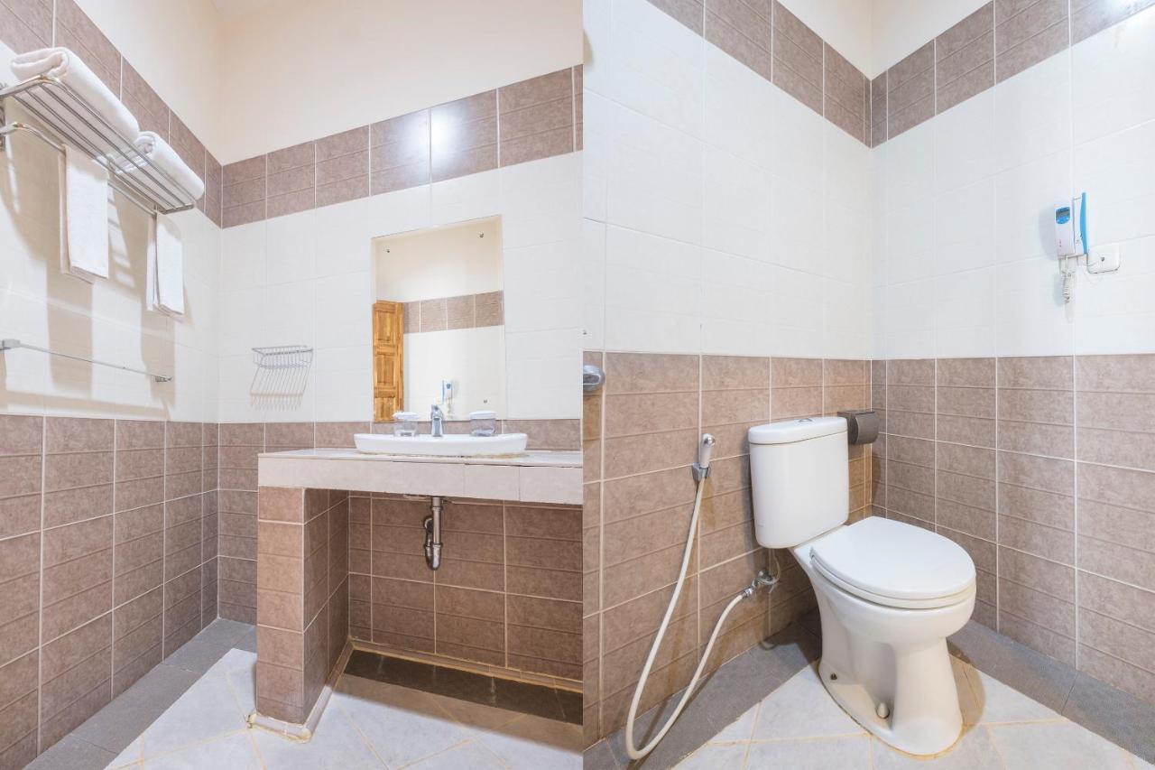 Oyo 424 Asia Hotel マカッサル エクステリア 写真